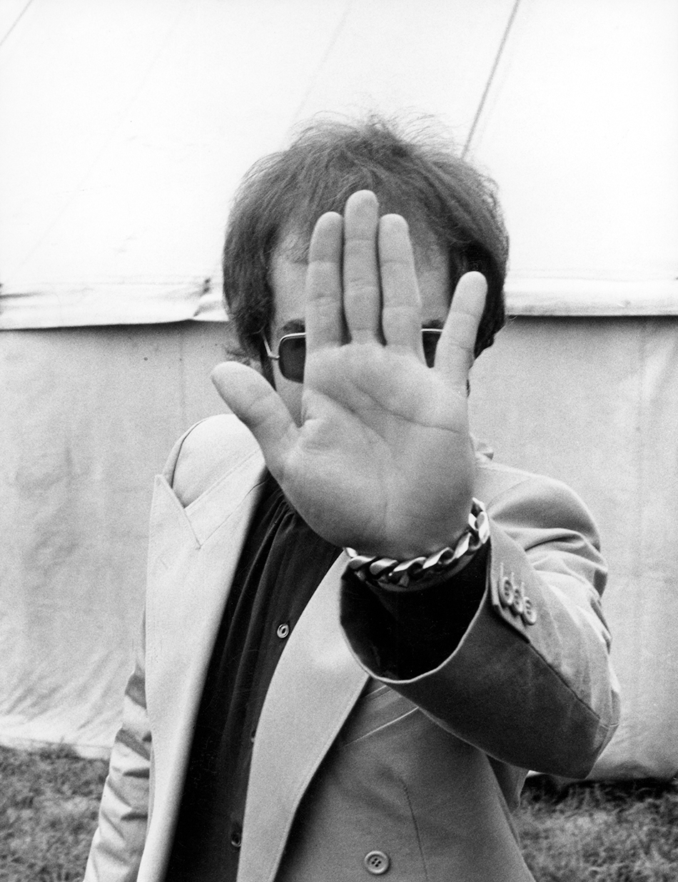 Elton-John-hand-for-Vamp