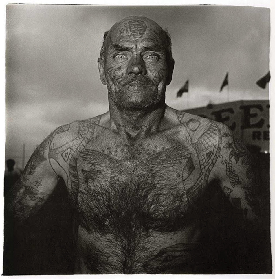 diane-arbus-the-weird-and-the-wonderful-tattooed-man-at-a-carnival-in-maryland-1970