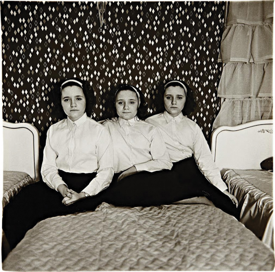 diane-arbus-the-weird-and-the-wonderful-triplets-in-their-bedroom-NJ--1963